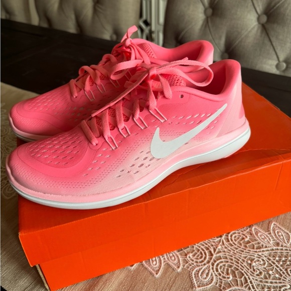 Women’s Nike Size 7.5 - Picture 4 of 4